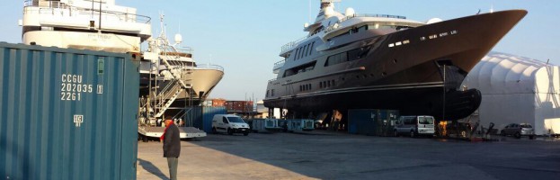 Energia PERINGENERATORS allo yacht in un cantiere navale italiano